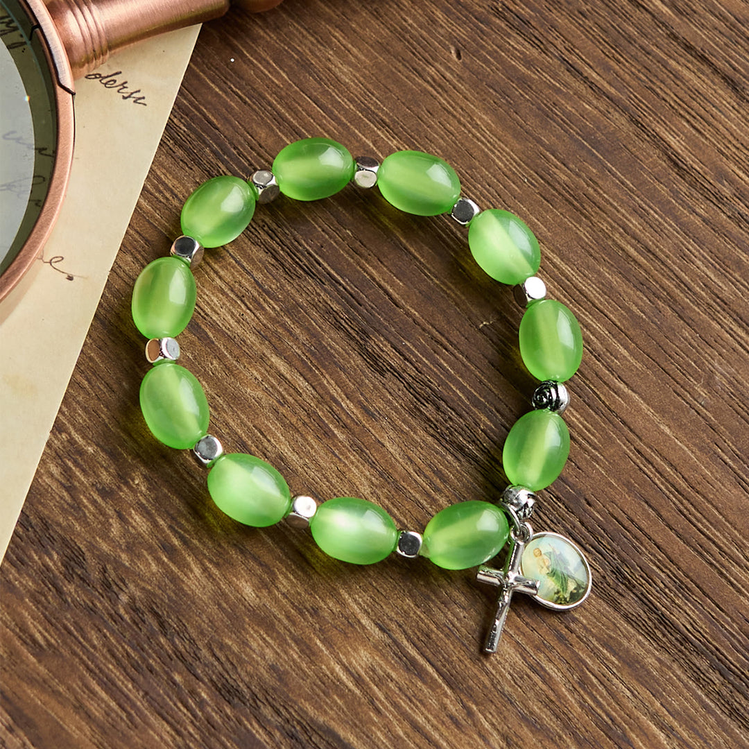 Bracelet rose avec pendentif Saint Jude et crucifix, perles vertes transparentes et perles de roche, style Christianartworkshop - image 1