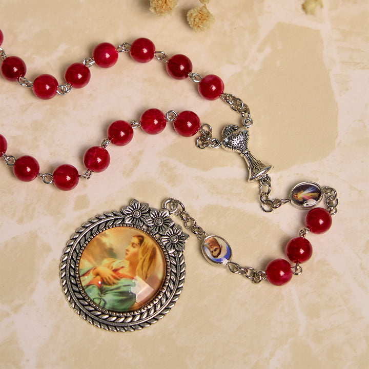 Christianartworkshop Chapelet élégant bordeaux à perles rondes de 8 mm, orné d'une médaille de la Vierge Marie sculptée de fleurs et du Saint Graal. - image 6