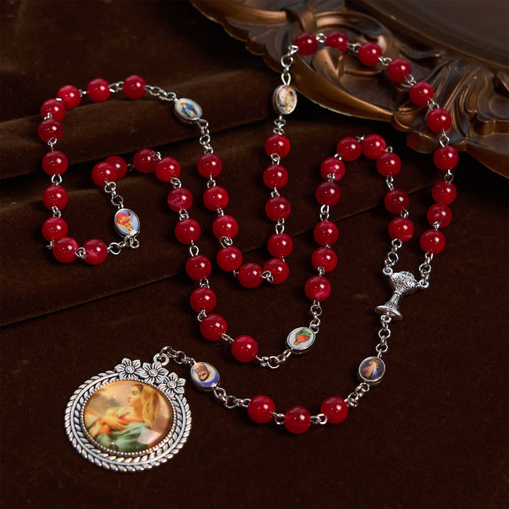 Christianartworkshop Chapelet élégant bordeaux à perles rondes de 8 mm, orné d'une médaille de la Vierge Marie sculptée de fleurs et du Saint Graal. - image 4