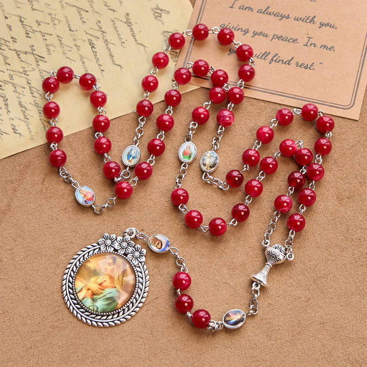 Christianartworkshop Chapelet élégant bordeaux à perles rondes de 8 mm, orné d'une médaille de la Vierge Marie sculptée de fleurs et du Saint Graal. - Notre-Dame et le Saint Graal - image 0