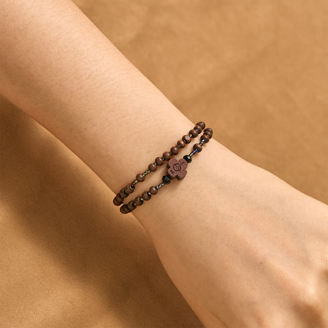 Bracelet classique en perles de bois avec croix, signé Christianartworkshop : emblème intemporel d’une foi discrète - image 4