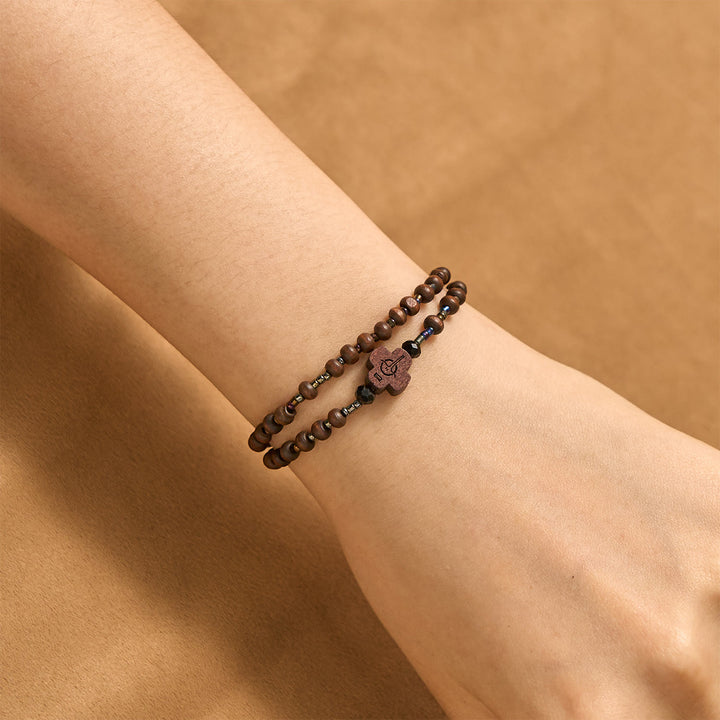 Bracelet classique en perles de bois avec croix, signé Christianartworkshop : emblème intemporel d’une foi discrète - image 4