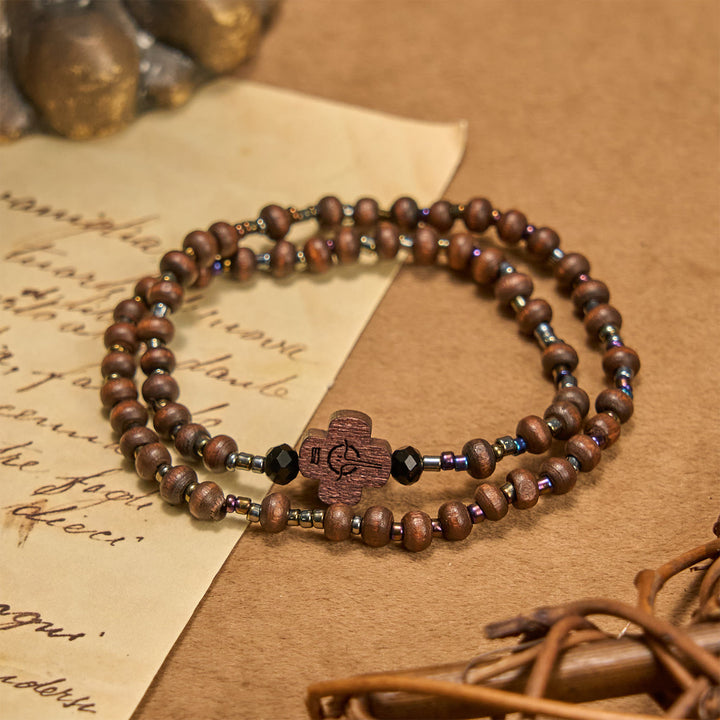Bracelet classique en perles de bois avec croix, signé Christianartworkshop : emblème intemporel d’une foi discrète - Croix - image 0