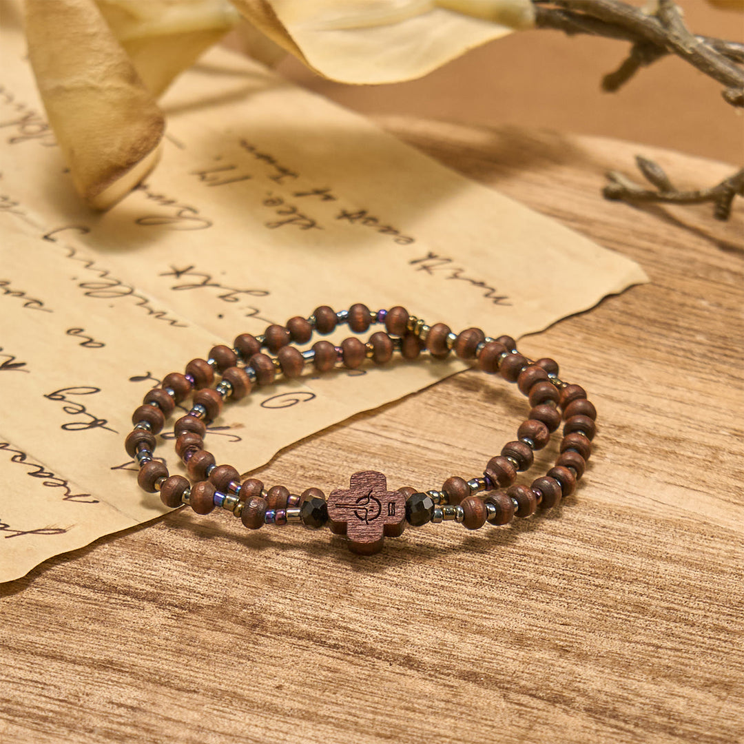 Bracelet classique en perles de bois avec croix, signé Christianartworkshop : emblème intemporel d’une foi discrète - image 2
