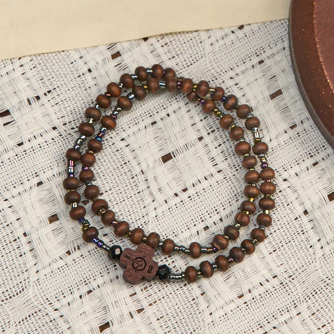 Bracelet classique en perles de bois avec croix, signé Christianartworkshop : emblème intemporel d’une foi discrète - image 3