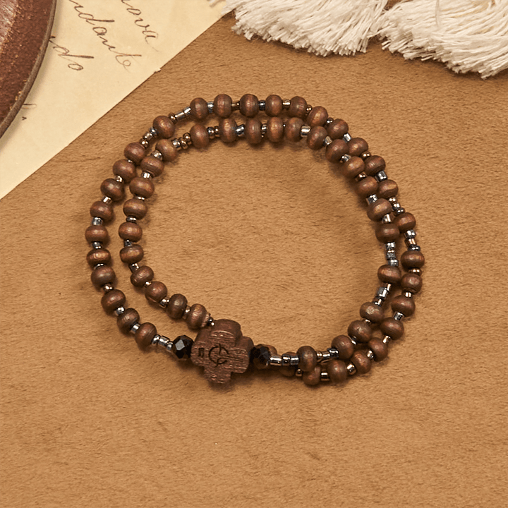 Bracelet classique en perles de bois avec croix, signé Christianartworkshop : emblème intemporel d’une foi discrète - image 1