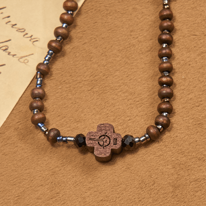 Bracelet classique en perles de bois avec croix, signé Christianartworkshop : emblème intemporel d’une foi discrète - image 5