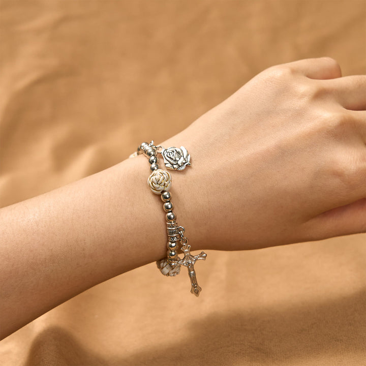 Bracelet chapelet en perles de rose blanche de 10 mm, sculpté avec art, de Christianartworkshop, orné d'un crucifix. - image 7