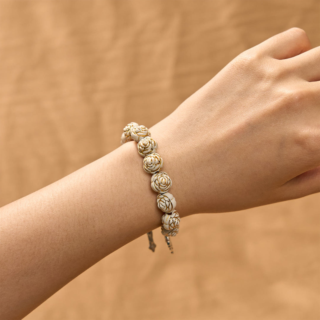 Bracelet chapelet en perles de rose blanche de 10 mm, sculpté avec art, de Christianartworkshop, orné d'un crucifix. - image 8