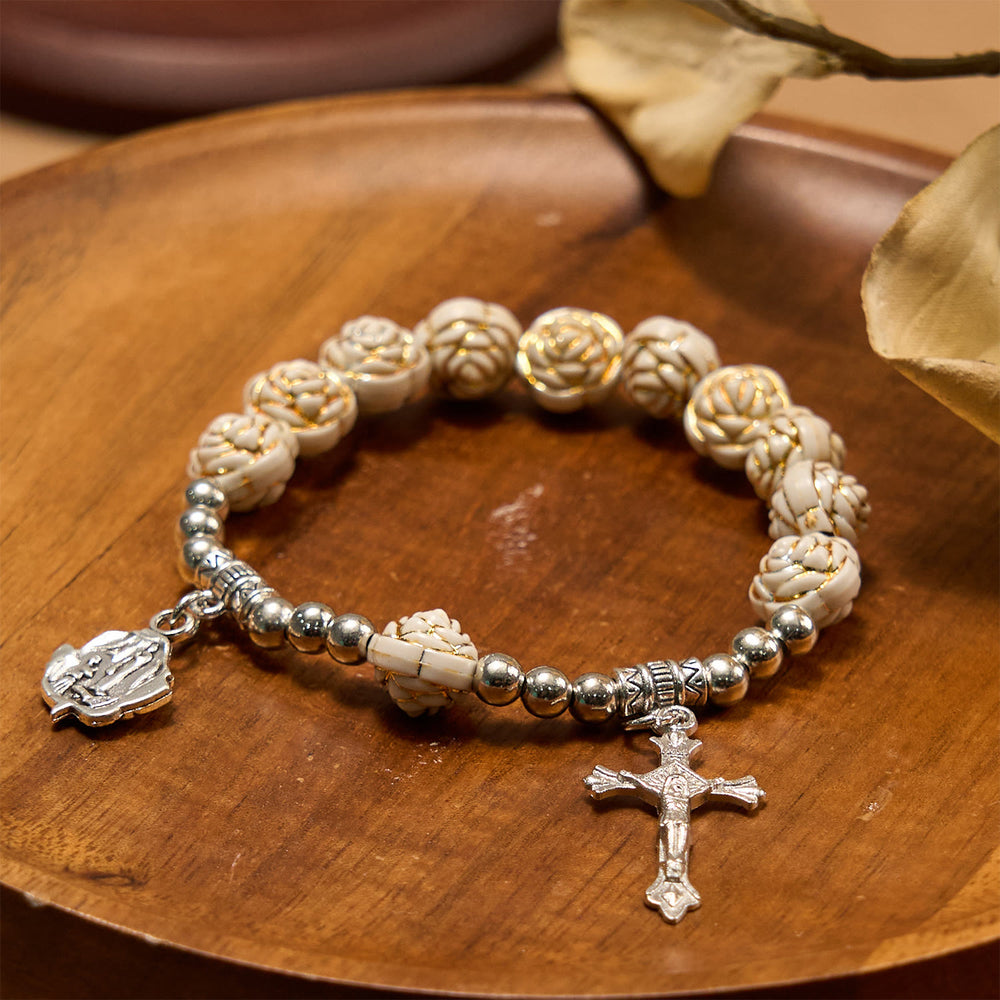 Bracelet chapelet en perles de rose blanche de 10 mm, sculpté avec art, de Christianartworkshop, orné d'un crucifix. - image 1