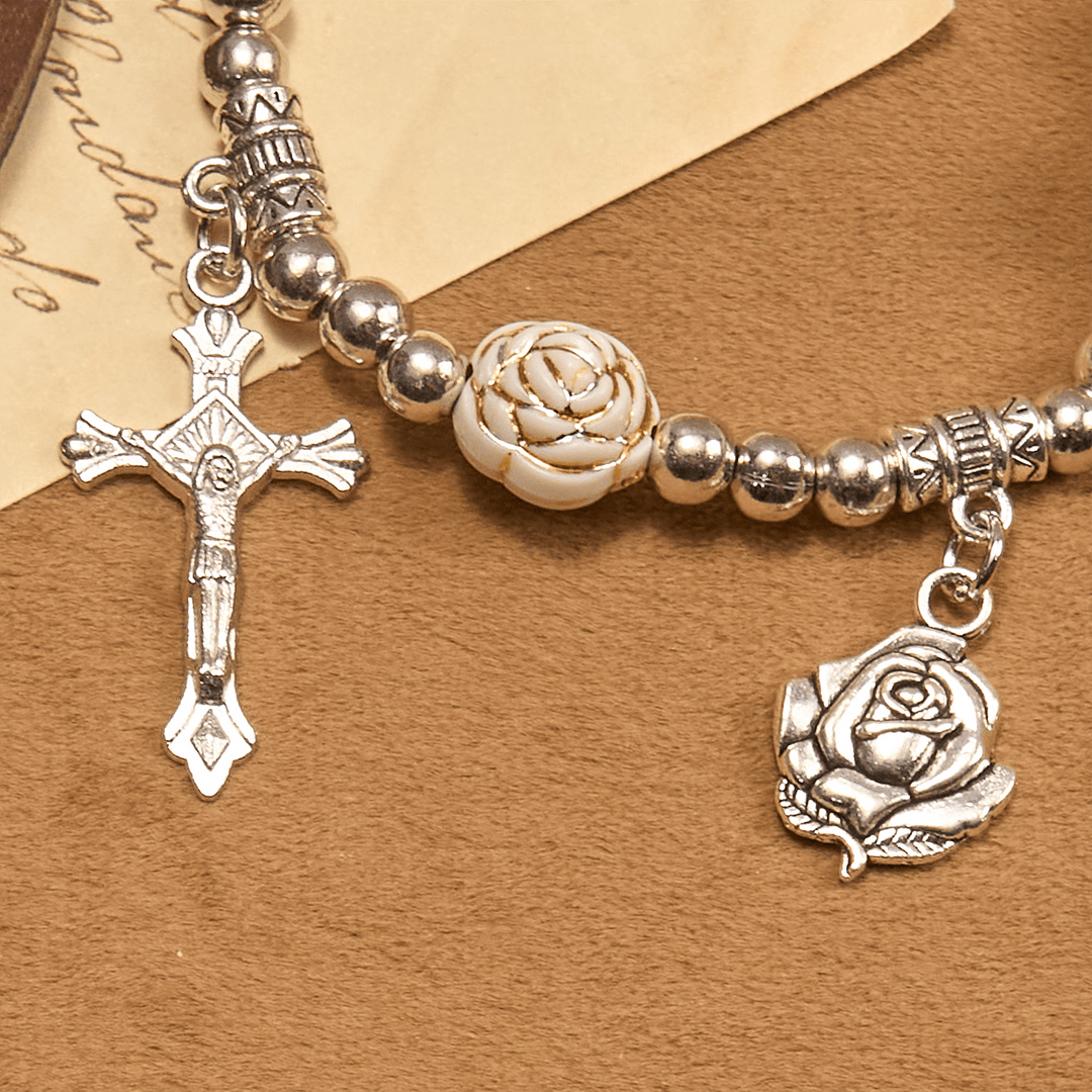 Bracelet chapelet en perles de rose blanche de 10 mm, sculpté avec art, de Christianartworkshop, orné d'un crucifix. - image 5