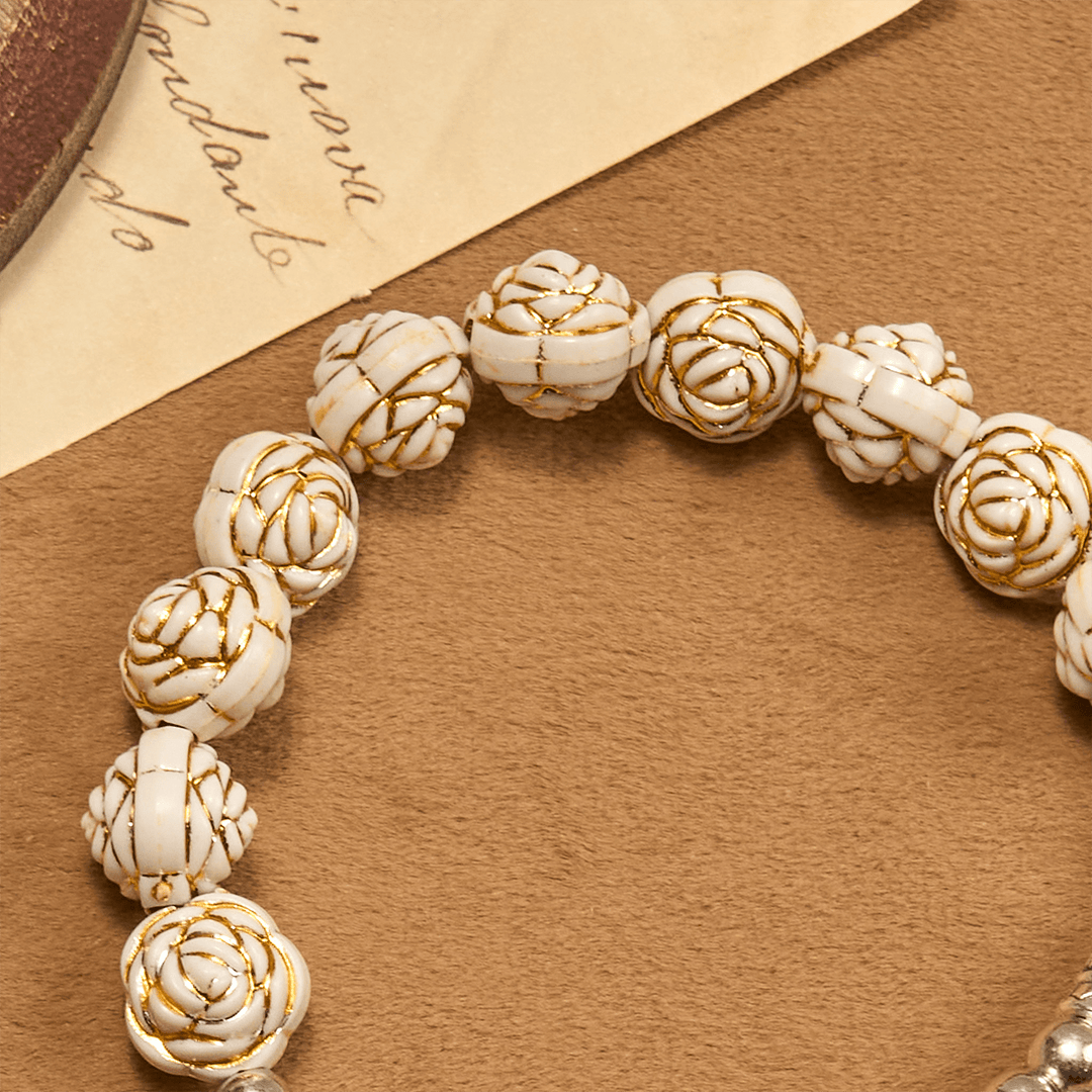 Bracelet chapelet en perles de rose blanche de 10 mm, sculpté avec art, de Christianartworkshop, orné d'un crucifix. - image 6