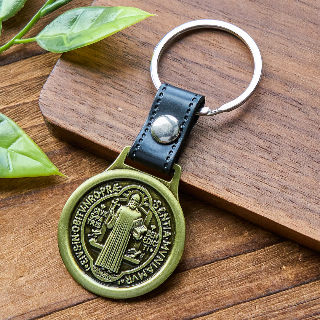 Christianartworkshop Porte-clés Saint Benoît en argent et laiton vieilli style vintage : jetons de poche - Laiton antique - image 0