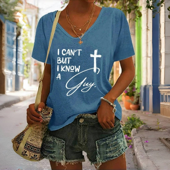 T-shirt à col en V imprimé « Je ne peux pas, mais je connais un gars » de Christianartworkshop - Bleu - 4XL - image 0