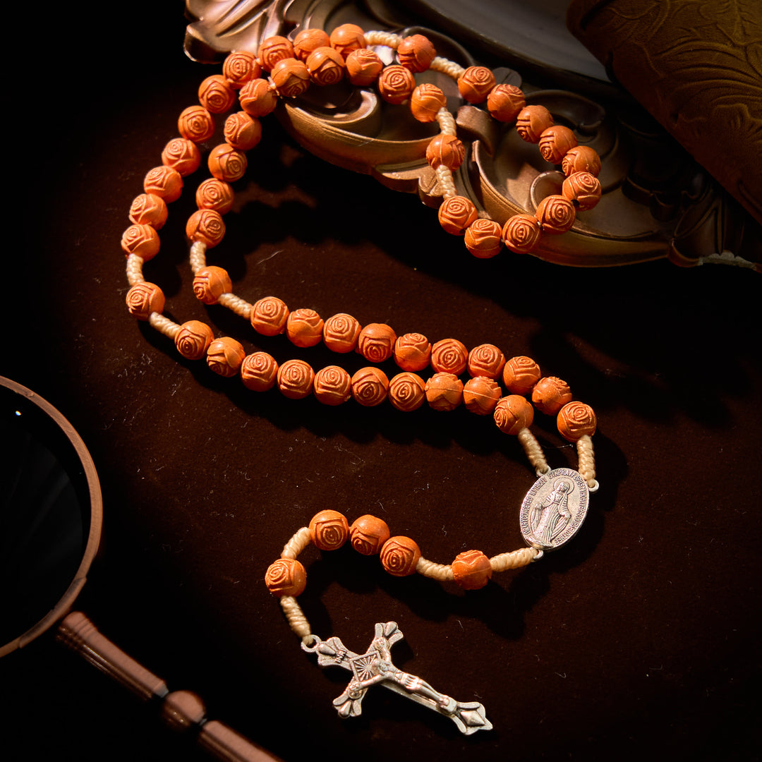 Christianartworkshop Chapelet en ambre sculpté, perles florales en forme de rose et médaille miraculeuse : Fleur de dévotion - Notre-Dame et le Crucifix - image 0