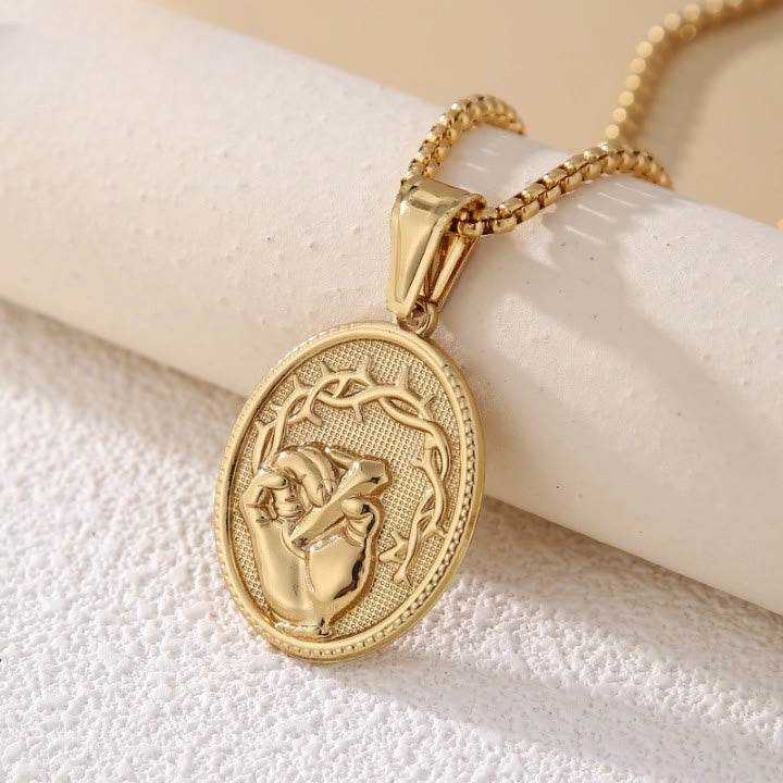 Christianartworkshop Pendentif ovale classique tricolore gravé représentant la main sainte de Jésus et une couronne d'épines - image 1