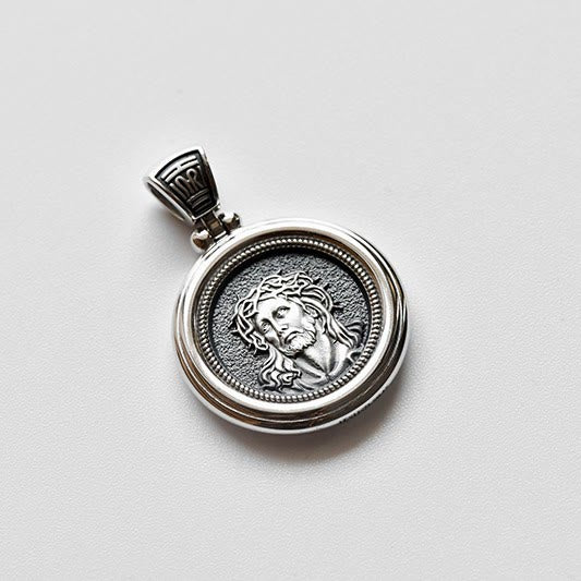 Collier médaille double face en argent sterling de Christianartworkshop avec couronne d'épines et Notre-Dame des Douleurs - image 3