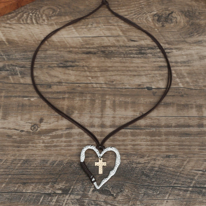 Christianartworkshop Collier bohème texturé en forme de cœur avec pendentif croix et cordon en cuir - image 4