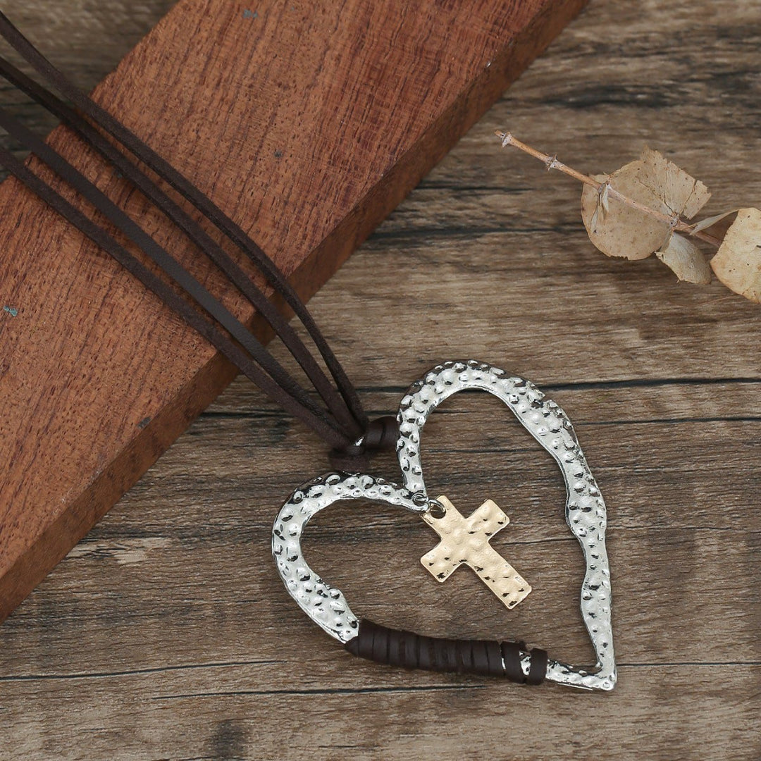 Christianartworkshop Collier bohème texturé en forme de cœur avec pendentif croix et cordon en cuir - image 2