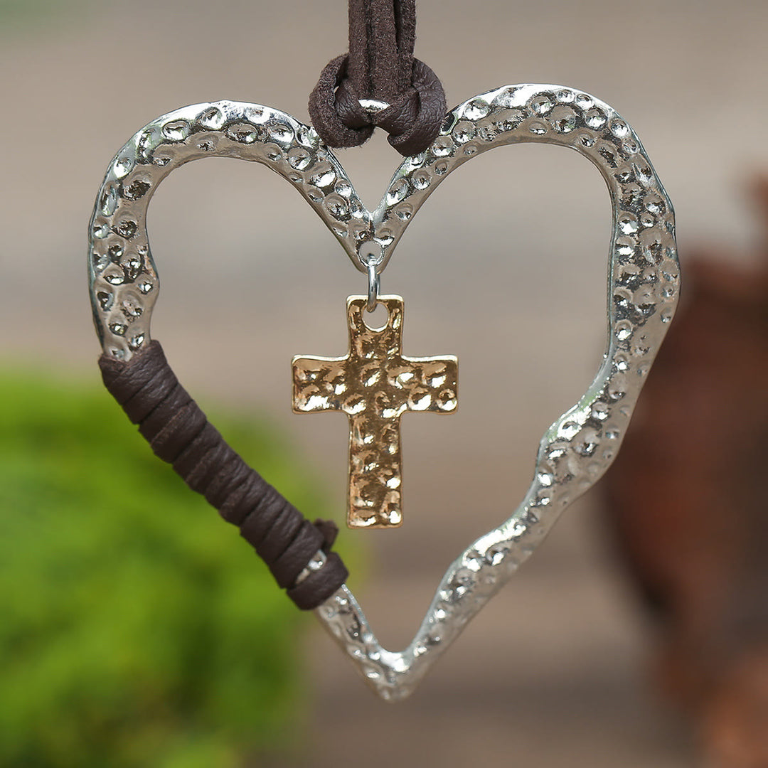 Christianartworkshop Collier bohème texturé en forme de cœur avec pendentif croix et cordon en cuir - image 3