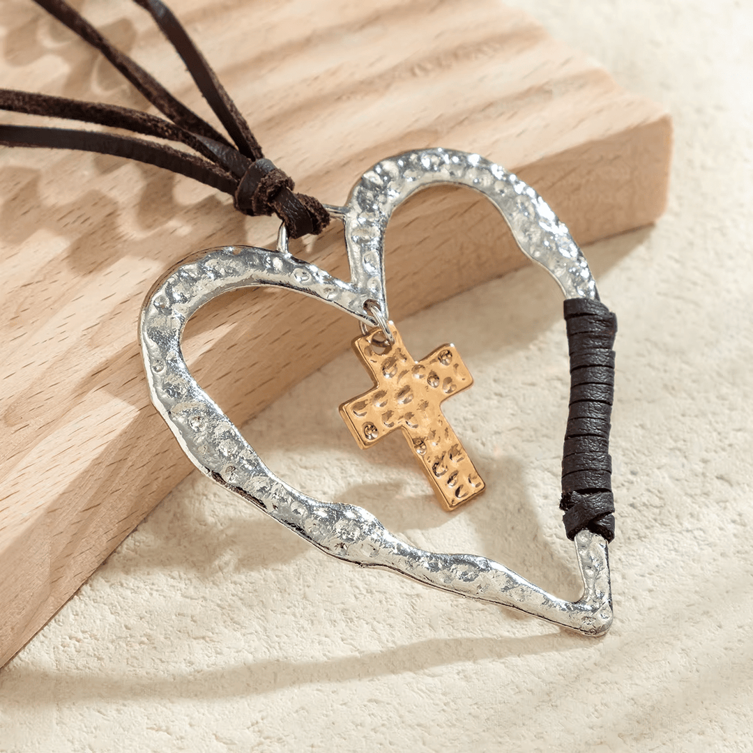 Christianartworkshop Collier bohème texturé en forme de cœur avec pendentif croix et cordon en cuir - image 1