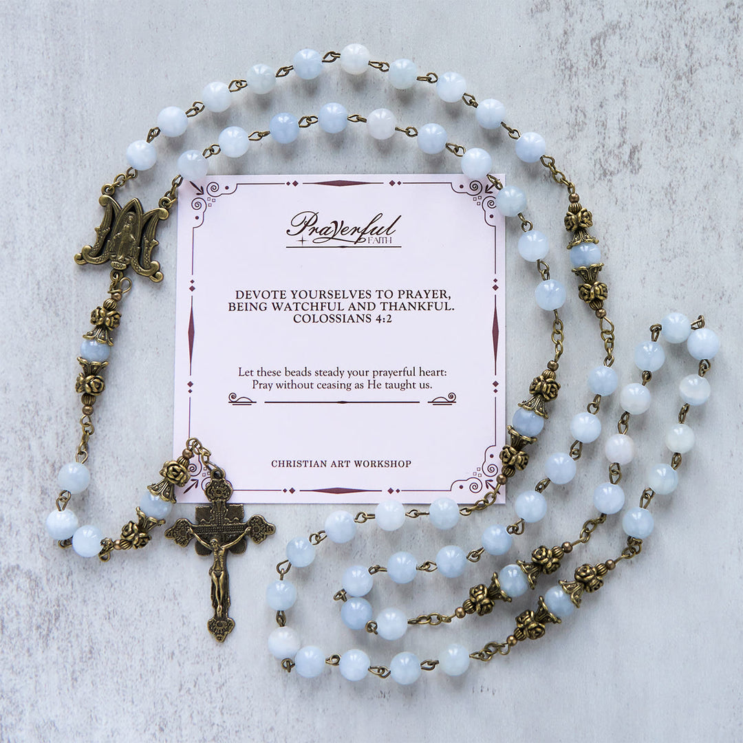 Christianartworkshop FOI PRIÉE : Chapelet fait main avec perles de jade bleu clair et laiton, accompagné d'une carte cadeau - FOI PRIÉE - image 0