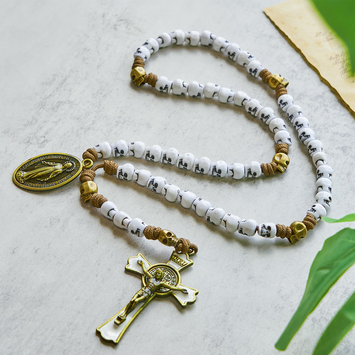 Christianartworkshop Chapelet de style rebelle avec perles blanches en forme de crâne, médaille miraculeuse et crucifix INRI - image 2