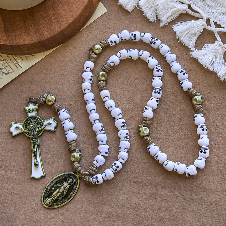 Christianartworkshop Chapelet de style rebelle avec perles blanches en forme de crâne, médaille miraculeuse et crucifix INRI - Médaille miraculeuse et crucifix - image 0