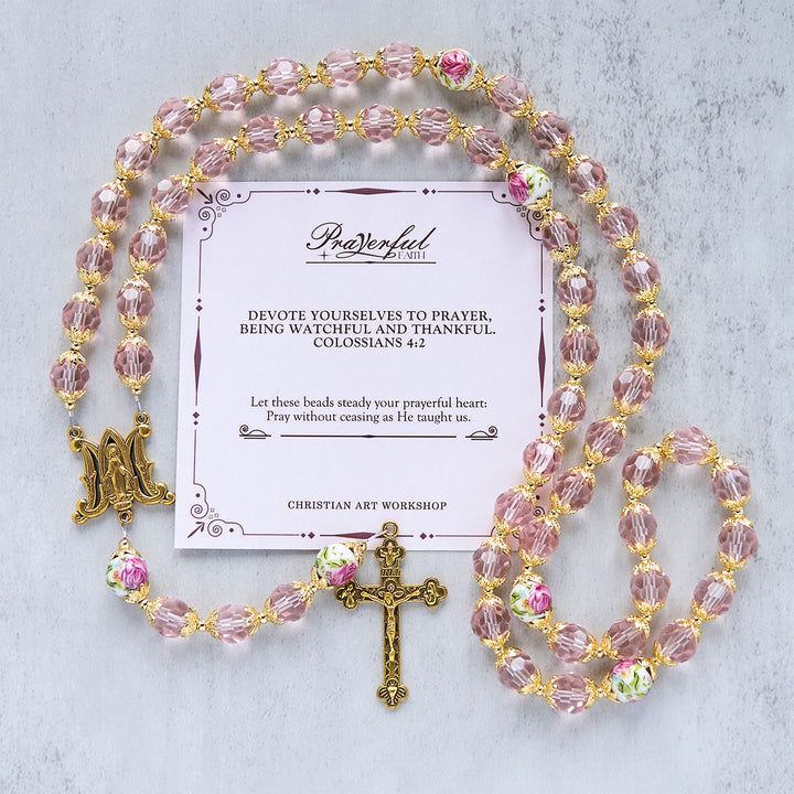 Christianartworkshop Jésus est le cadeau : Crucifix en perles de cristal rose et chapelet de la Vierge Marie avec carte cadeau - FOI PRIÉE - image 2