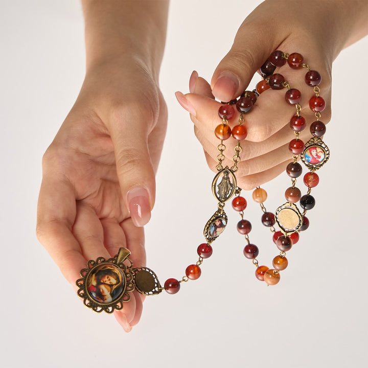 Chapelet en perles d'agate brune onirique, orné de la Vierge Marie et de symboles de saints, Christianartworkshop - image 7