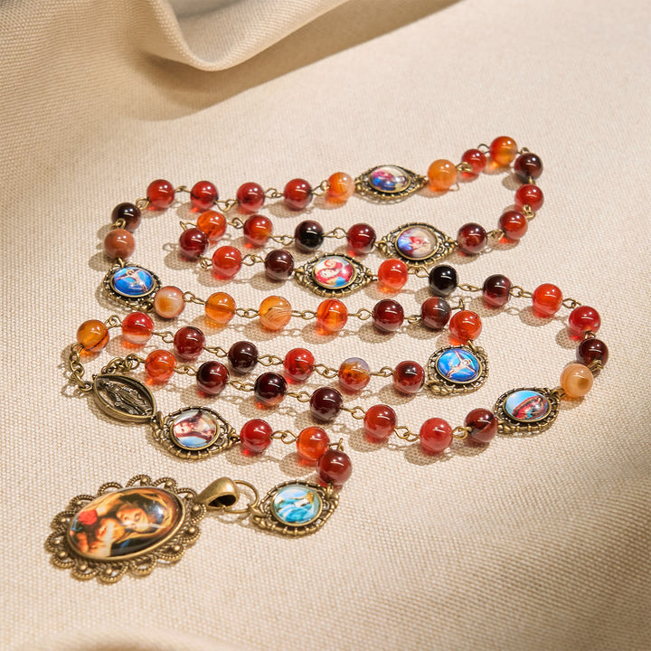 Chapelet en perles d'agate brune onirique, orné de la Vierge Marie et de symboles de saints, Christianartworkshop - Médaille de la Vierge à l'Enfant - image 0