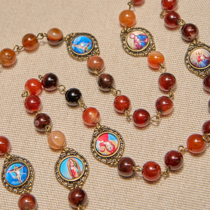 Chapelet en perles d'agate brune onirique, orné de la Vierge Marie et de symboles de saints, Christianartworkshop - image 5