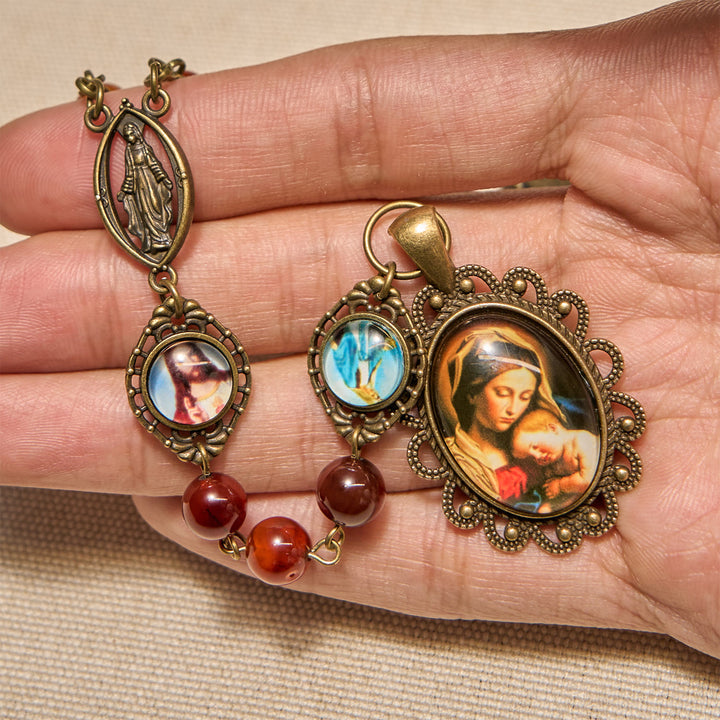 Chapelet en perles d'agate brune onirique, orné de la Vierge Marie et de symboles de saints, Christianartworkshop - image 4