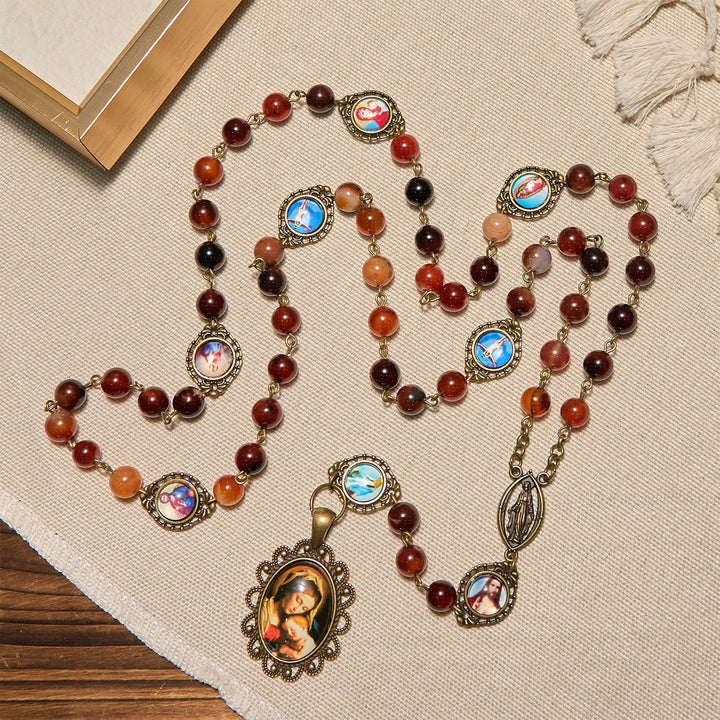 Chapelet en perles d'agate brune onirique, orné de la Vierge Marie et de symboles de saints, Christianartworkshop - image 3