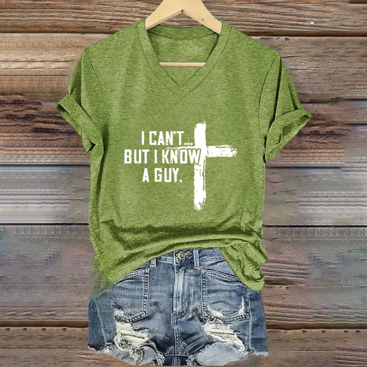 T-shirt à col en V imprimé « Je ne peux pas, mais je connais un gars » de Christianartworkshop pour femmes - Vert - 4XL - image 4