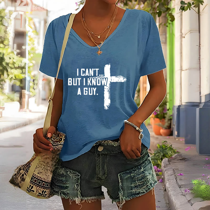 T-shirt à col en V imprimé « Je ne peux pas, mais je connais un gars » de Christianartworkshop pour femmes - image 7