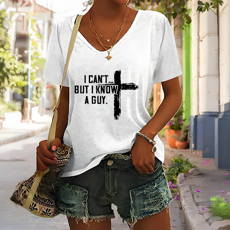 T-shirt à col en V imprimé « Je ne peux pas, mais je connais un gars » de Christianartworkshop pour femmes - image 1
