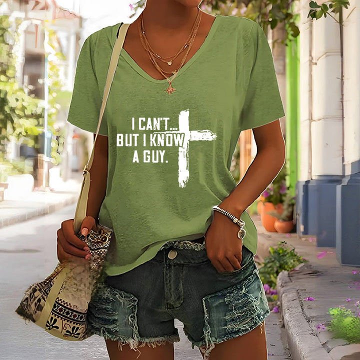 T-shirt à col en V imprimé « Je ne peux pas, mais je connais un gars » de Christianartworkshop pour femmes - image 5