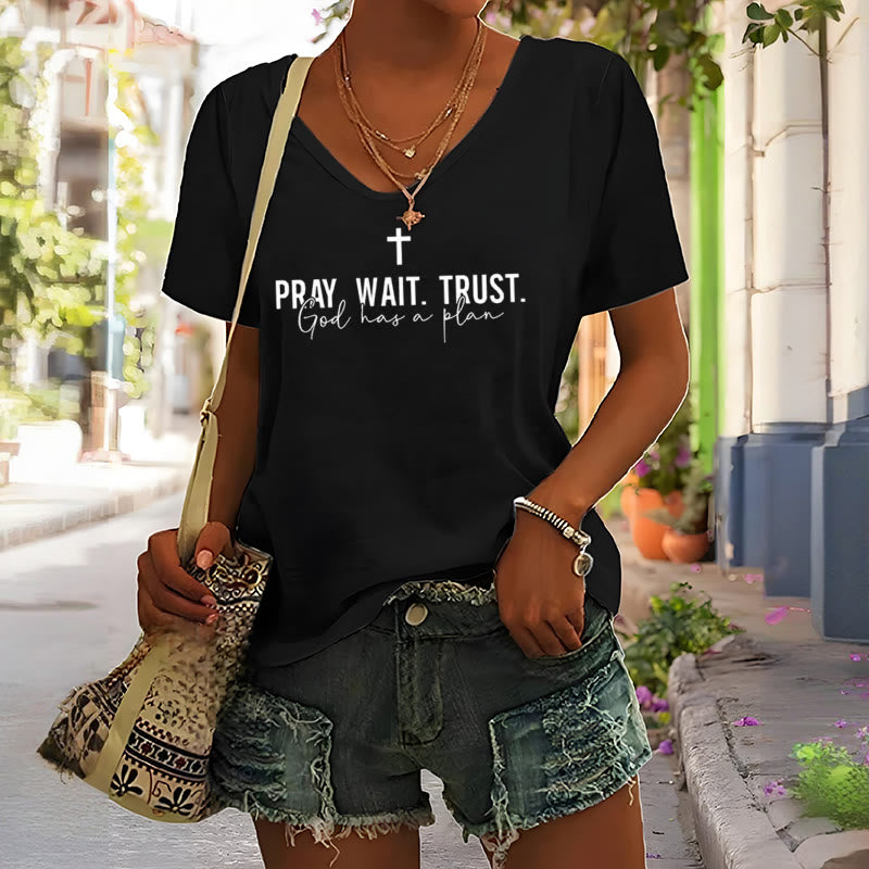 T-shirt à col en V pour femmes « Priez, attendez, ayez confiance, Dieu a un plan » de Christianartworkshop - image 3