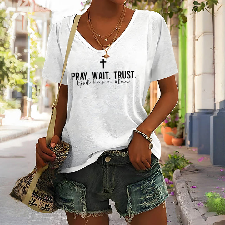 T-shirt à col en V pour femmes « Priez, attendez, ayez confiance, Dieu a un plan » de Christianartworkshop - image 5