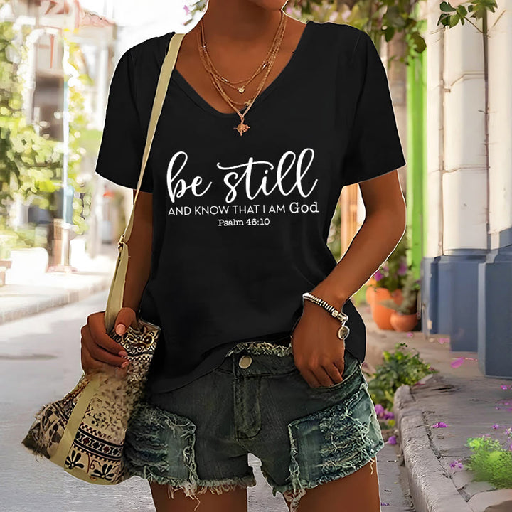 T-shirt décontracté à col en V pour femmes « Soyez tranquilles et sachez que je suis Dieu » de Christianartworkshop - image 3