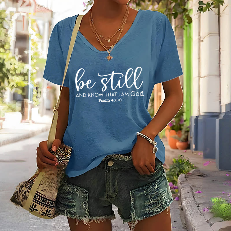 T-shirt décontracté à col en V pour femmes « Soyez tranquilles et sachez que je suis Dieu » de Christianartworkshop - image 1