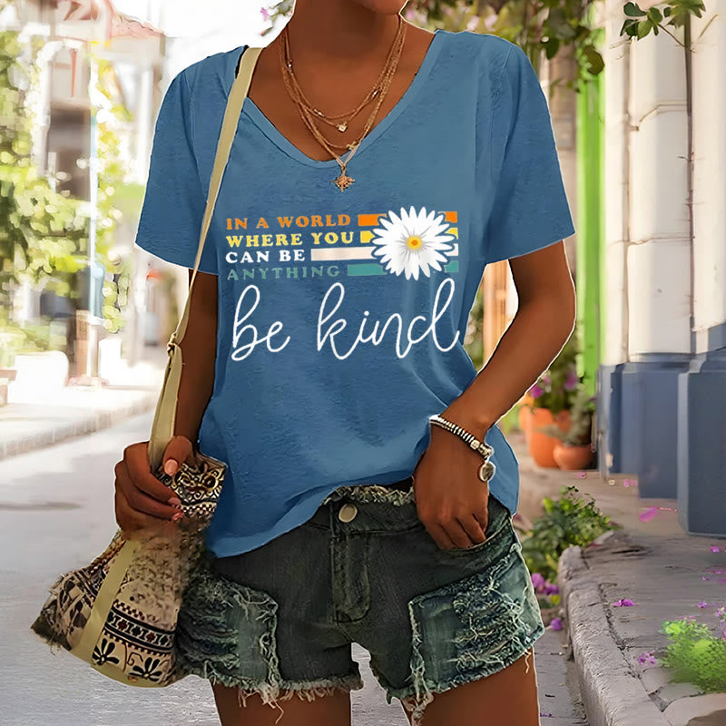 T-shirt à col en V Christianartworkshop pour femmes « Dans un monde où vous pouvez être tout ce que vous voulez, soyez gentille » - image 1