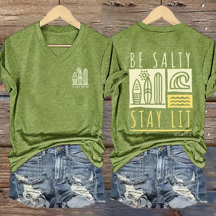 T-shirt décontracté à col en V imprimé « Be Salty Stay Lit » pour femme de Christianartworkshop - Vert - 4XL - image 2