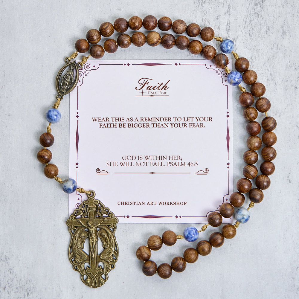 Christianartworkshop FOI PRIÈRE : Chapelet de dévotion béni avec perles en bois et céramique et carte cadeau - LA FOI PLUTÔT QUE LA PEUR - image 1