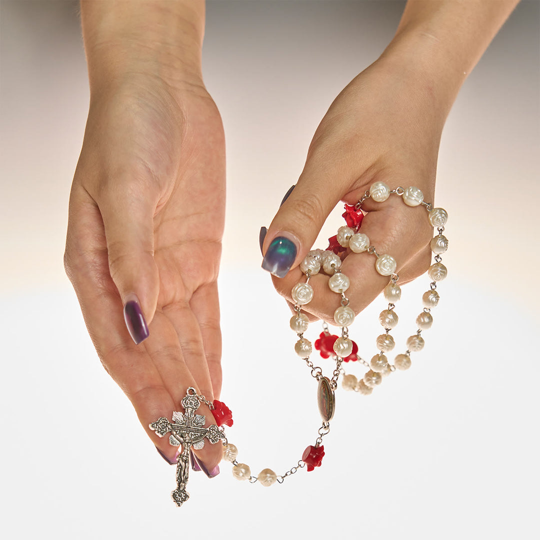 Christianartworkshop Chapelet élégant en perles de roses blanches et rouges avec crucifix de bénédiction et Notre-Dame - image 7