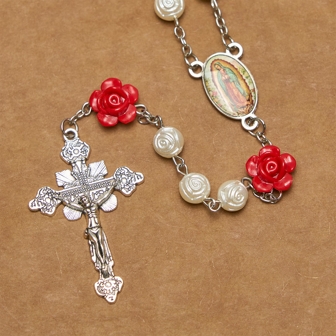 Christianartworkshop Chapelet élégant en perles de roses blanches et rouges avec crucifix de bénédiction et Notre-Dame - image 4