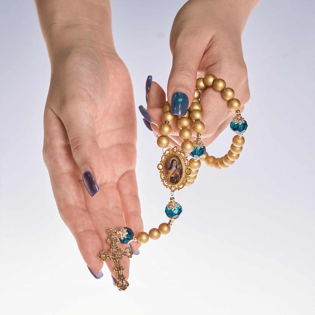 Chapelet élégant en perles dorées mates de Christianartworkshop , orné de sainte Thérèse et d'un crucifix. - image 11