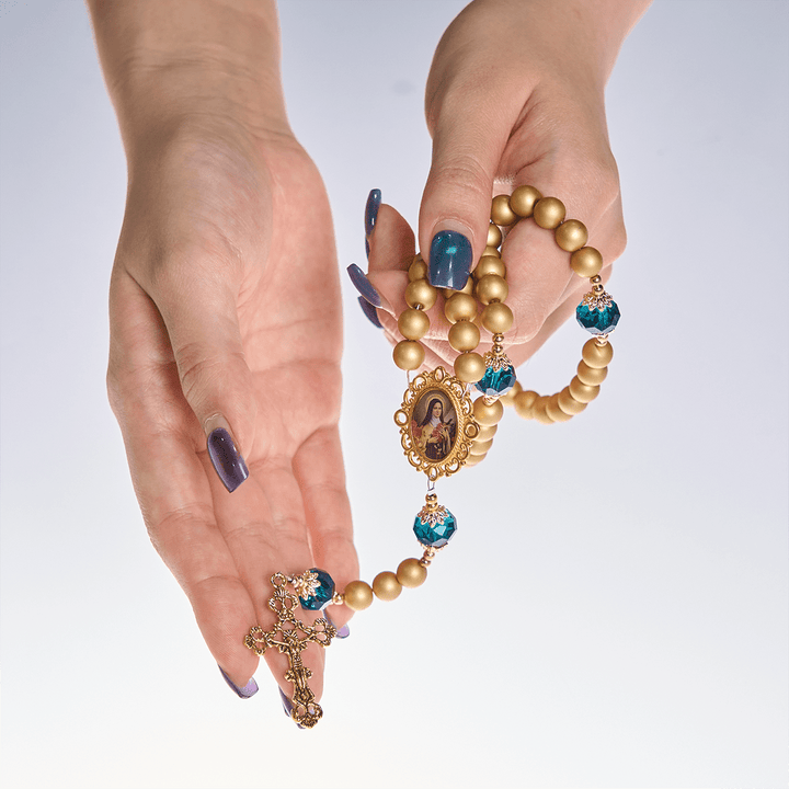 Chapelet élégant en perles dorées mates de Christianartworkshop , orné de sainte Thérèse et d'un crucifix. - image 11