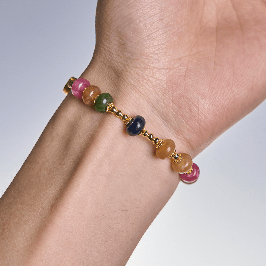 Bracelet en perles de tourmaline et boulier, orné d'une croix et d'une médaille miraculeuse, proposé par Christianartworkshop. - image 2